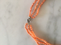 
															Collier 3 rangs en perles de corail et roses année 1930
														