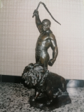 
															Dompteur lion bronze creux
														