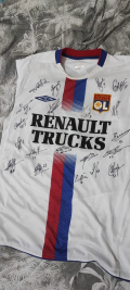 
															Maillot de l'Olympique Lyonnais saisons 2004-2005 avec 20 signatures
														