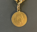 
															Bracelet or muni de 5 pièces d’or (60 grammes)
														