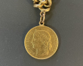 
															Bracelet or muni de 5 pièces d’or (60 grammes)
														