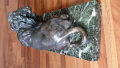
															Lion couché en bronze
														