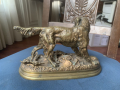 
															Sculpture en bronze représentant un chien de chasse avec un lapin couché entre ses pattes par Jules Moigniez.
														