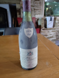 
															1974 pommard du domaine Gabriel billard à pommard cte d'or. étiquette légèrement abîmé
														