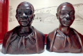 
															2 statues de Benoît KONONGO
														