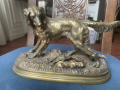 
															Sculpture en bronze représentant un chien de chasse avec un lapin couché entre ses pattes par Jules Moigniez.
														