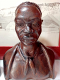 
															2 statues de Benoît KONONGO
														