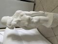 
															Statue homme et femme dos à dos
														