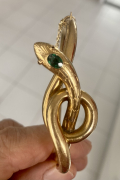 
															bracelet en or en forme de serpent, avec un œil en émeraude
														