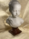 
															Buste d'enfant en marbre blanc sur socle en marbre rouge
														