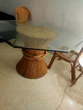 
															Table en rotin et verre
														