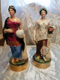 
															2 figurines porcelaine représentant des déesses
														