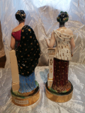 
															2 figurines porcelaine représentant des déesses
														