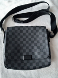 
															Sacoche District graphite Damier PM Louis Vuitton
														